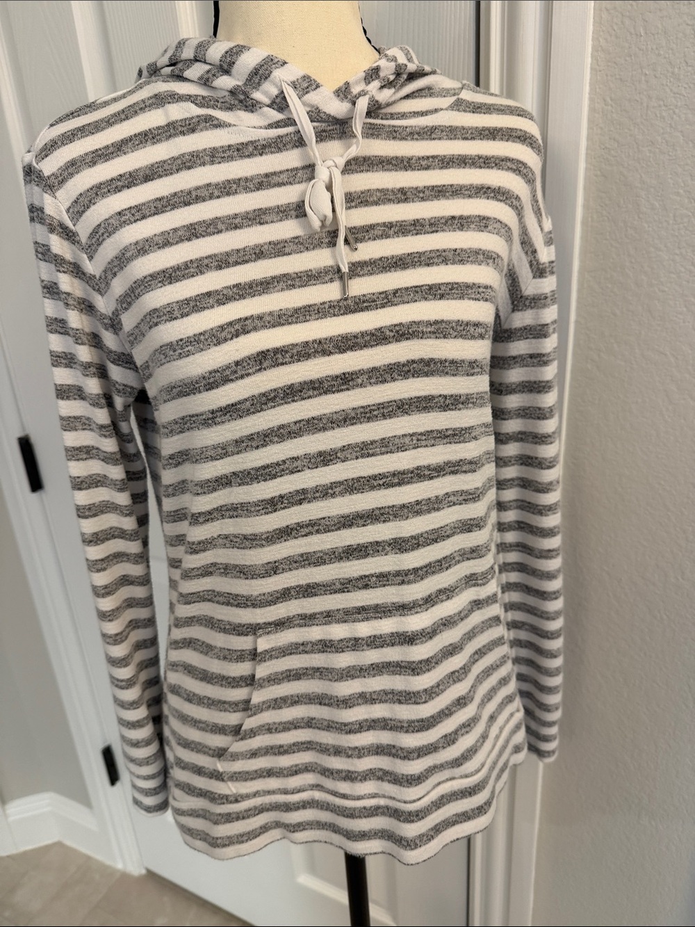 Market and Spruce Women’s hoodie size small